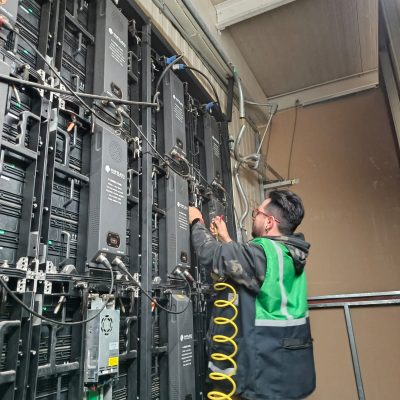 Ingeniero de TECNIK realizando mantenimiento preventivo a cámara de seguridad IP exterior.